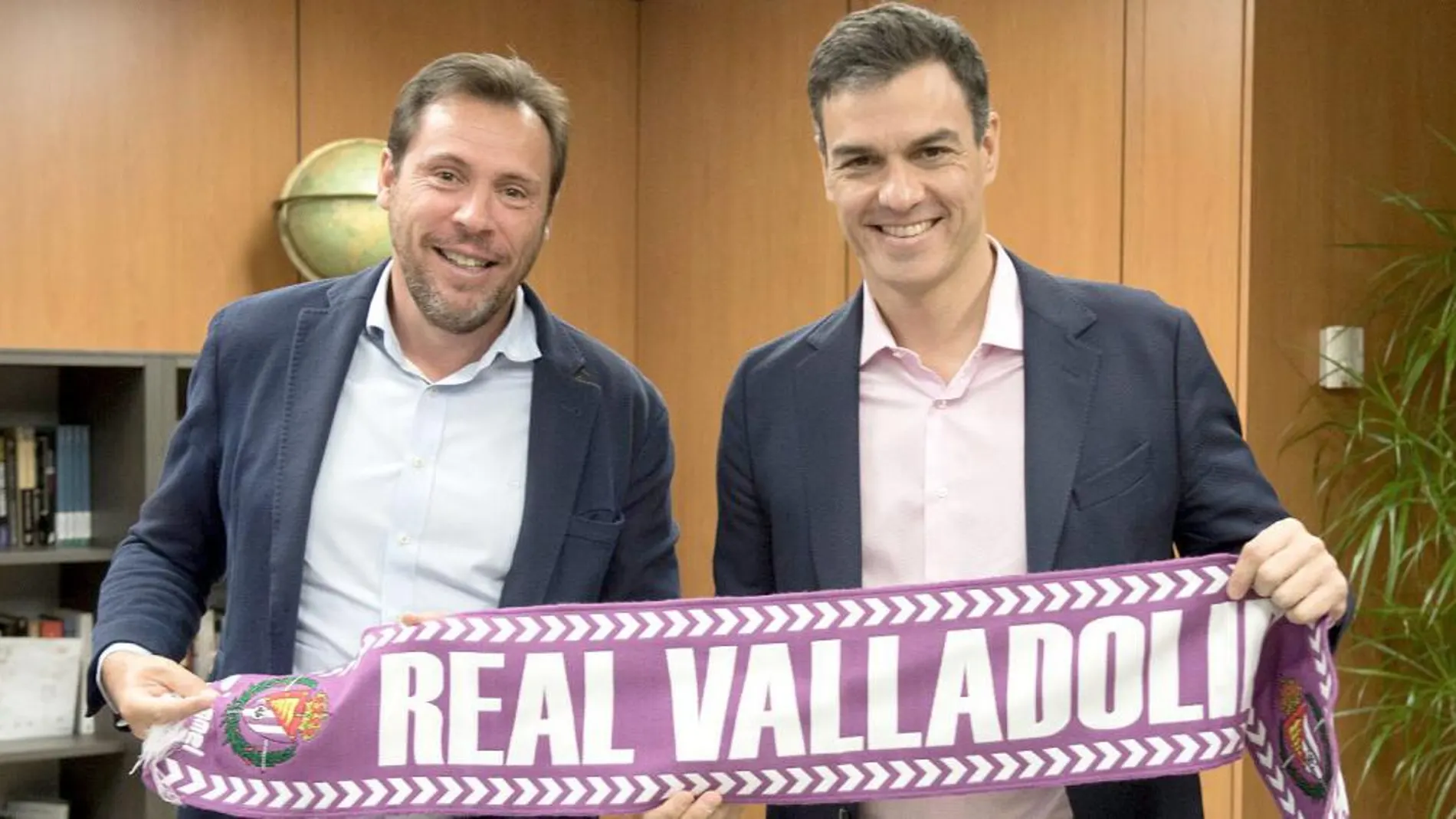 Óscar Puente entrega una bufanda del Real Valladolid al presidente del Gobierno, Pedro Sánchez,