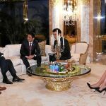 El presidente electo de EE UU, Donald Trump, junto al primer ministro japonés, Shinzo Abe, durante el encuentro en la Trump Tower al que también acudió Ivanka, la hija mayor del magnate