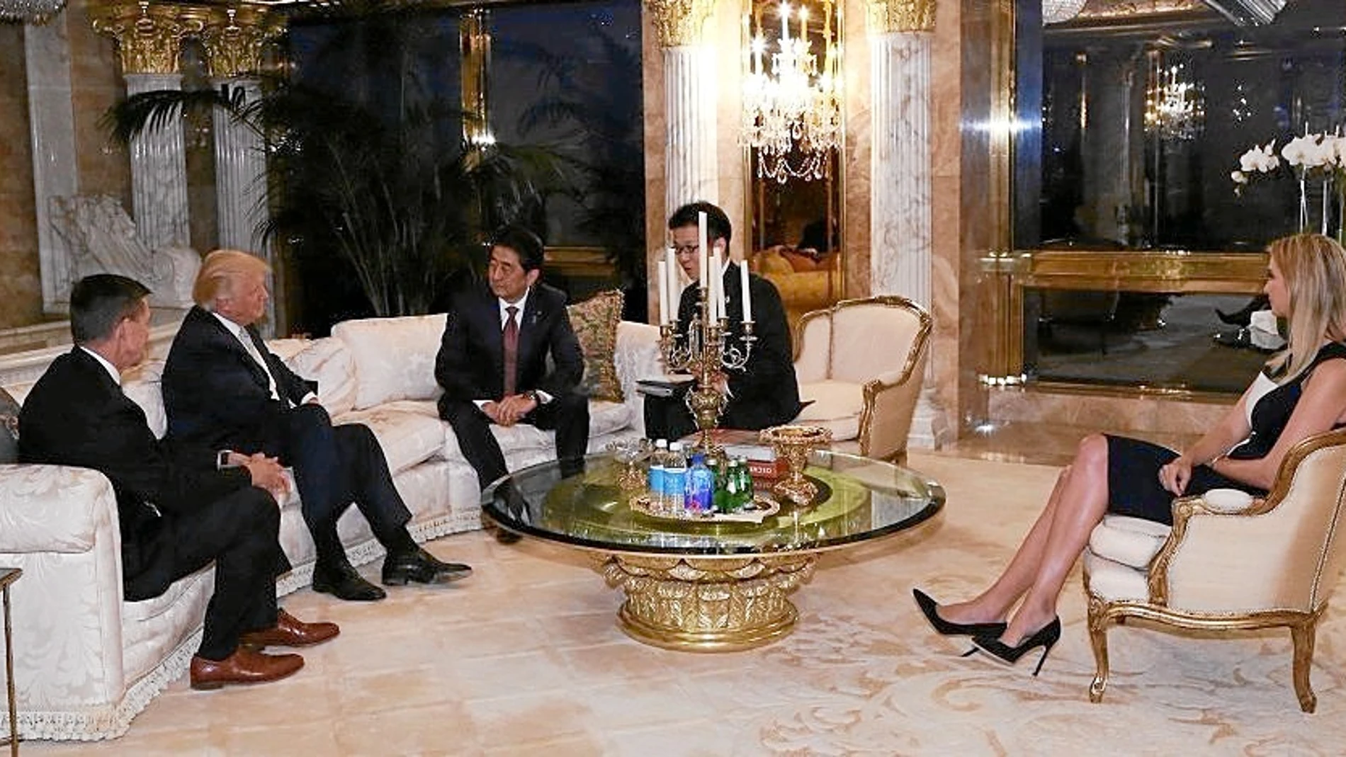 El presidente electo de EE UU, Donald Trump, junto al primer ministro japonés, Shinzo Abe, durante el encuentro en la Trump Tower al que también acudió Ivanka, la hija mayor del magnate