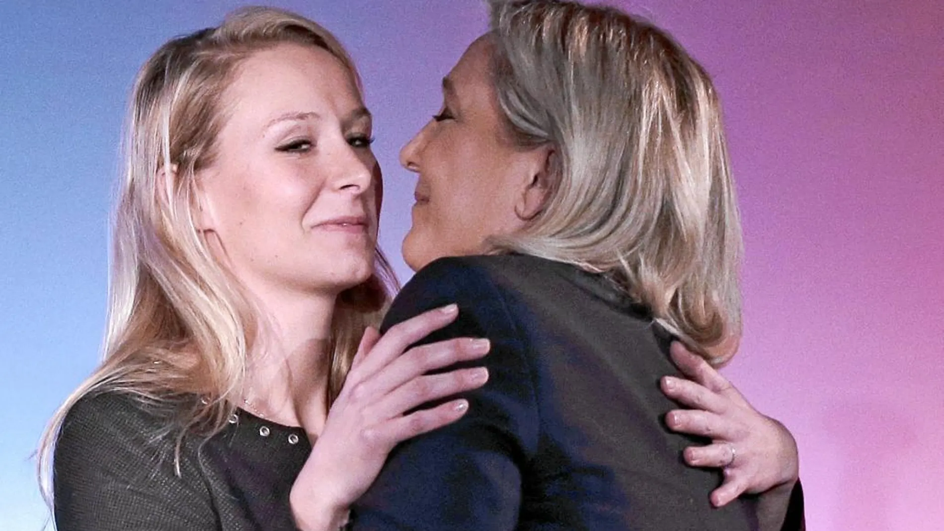Marine Le Pen, líder del Frente Nacional junto a su sobrina Marion Marechal Le Pen, durante un mitin en Niza