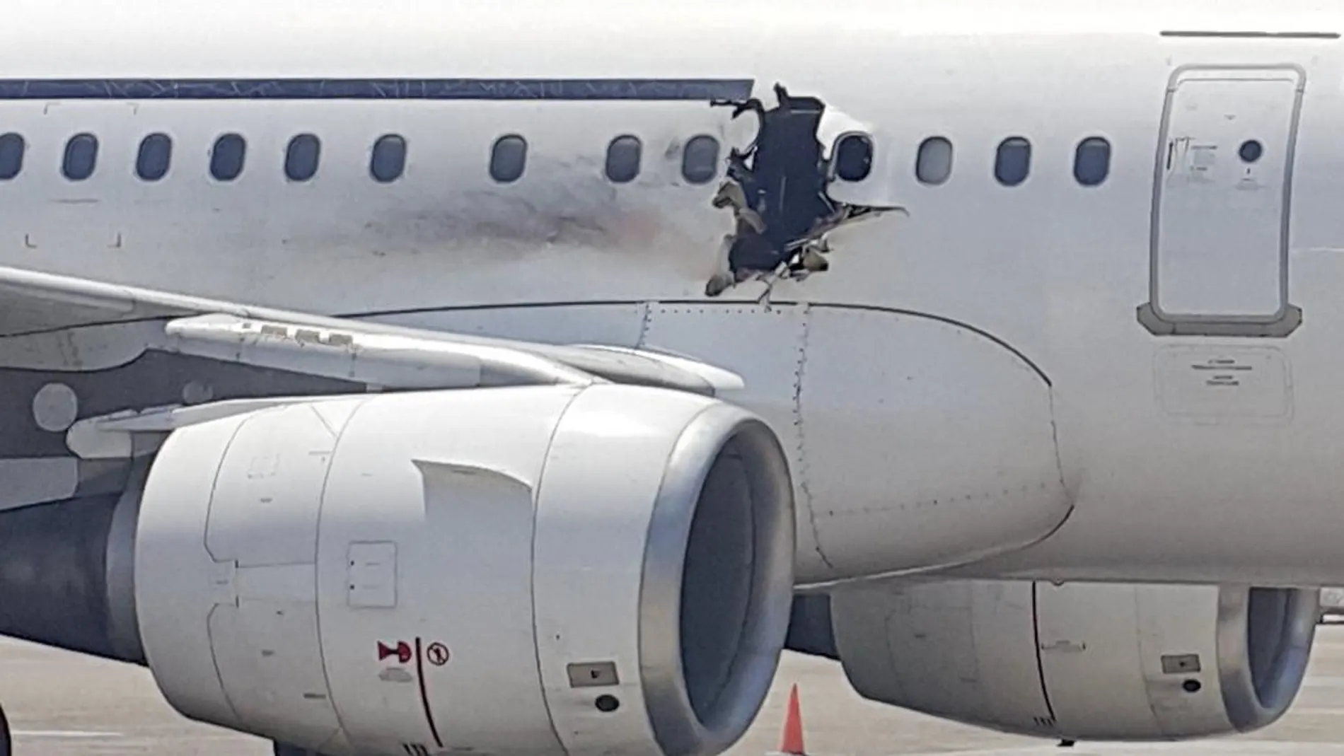 Imagen del avión de Daallo Airlines en la pista de aterrizaje en la que se ve el estado en que quedó el fuselaje tras la explosión