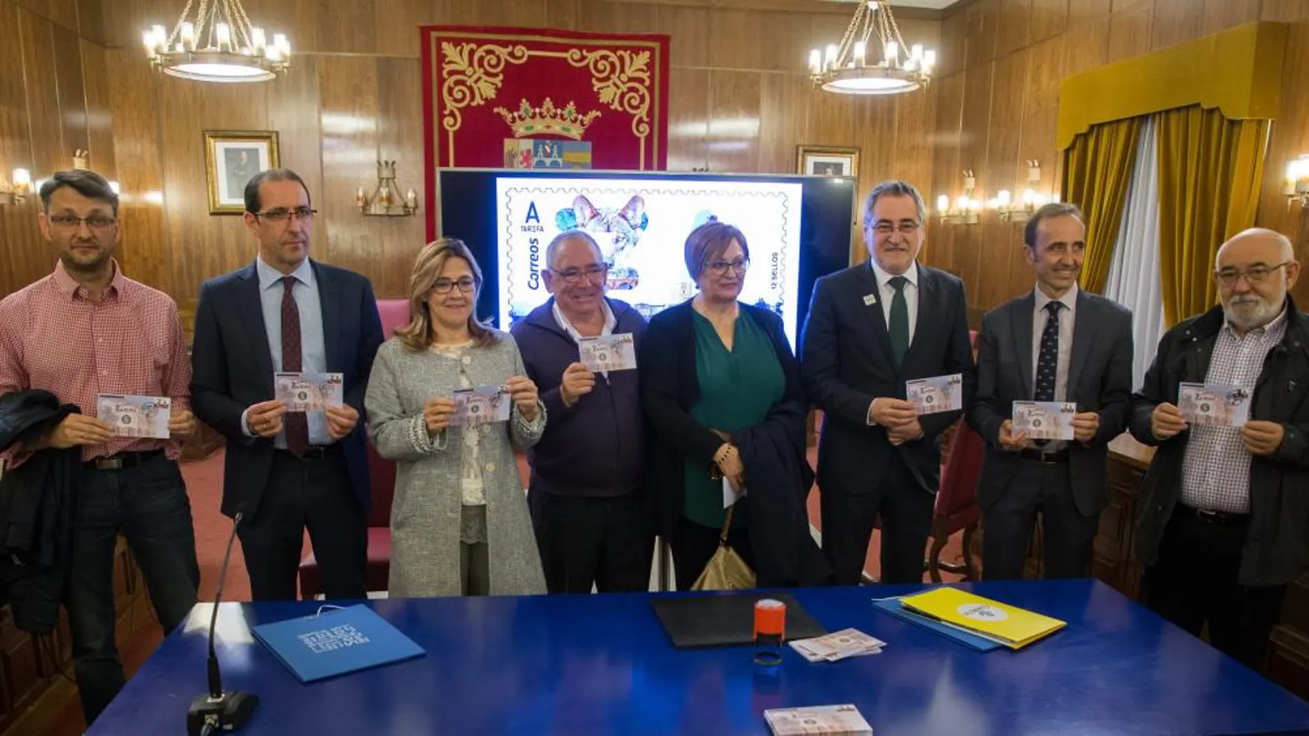 La presidenta de la Diputación, Mayte Martín, y el director territorial de Correos, Ángel Pérez, presentan un sello que rinde homenaje a la provincia, “Zamora, 12 meses, 12 sellos”