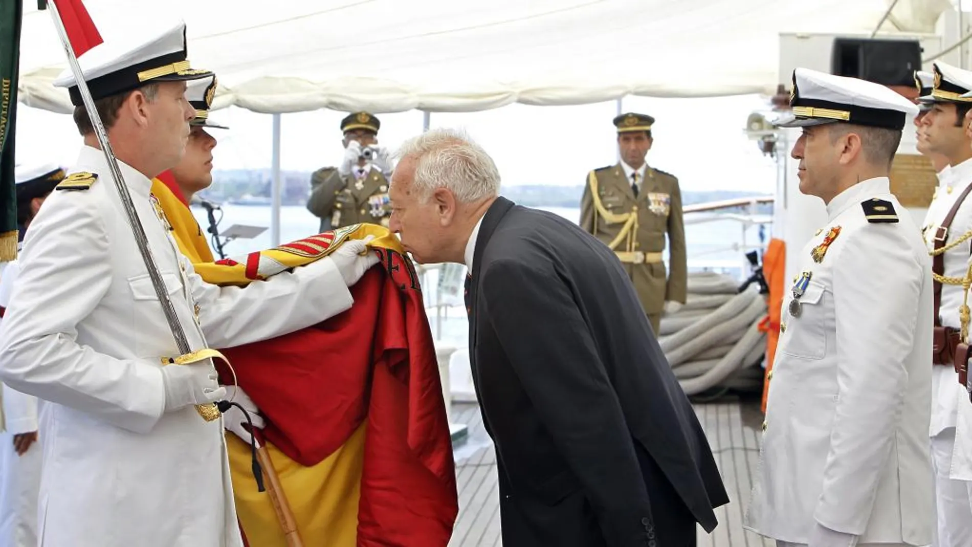 García-Margallo realiza el juramento de bandera, en el buque escuela de la Armada española "Juan Sebastián Elcano".