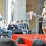 Aguirre entregó ayer en la Puerta del Sol las becas 2010 para deportistas madrileños y anunció que aumentará en un seis por ciento estas ayudas