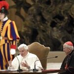 El papa Benedicto XVI (i) interviene durante la reunión que celebró en el Aula Pablo VI con los sacerdotes de la diócesis de Roma, en la Ciudad del Vaticano
