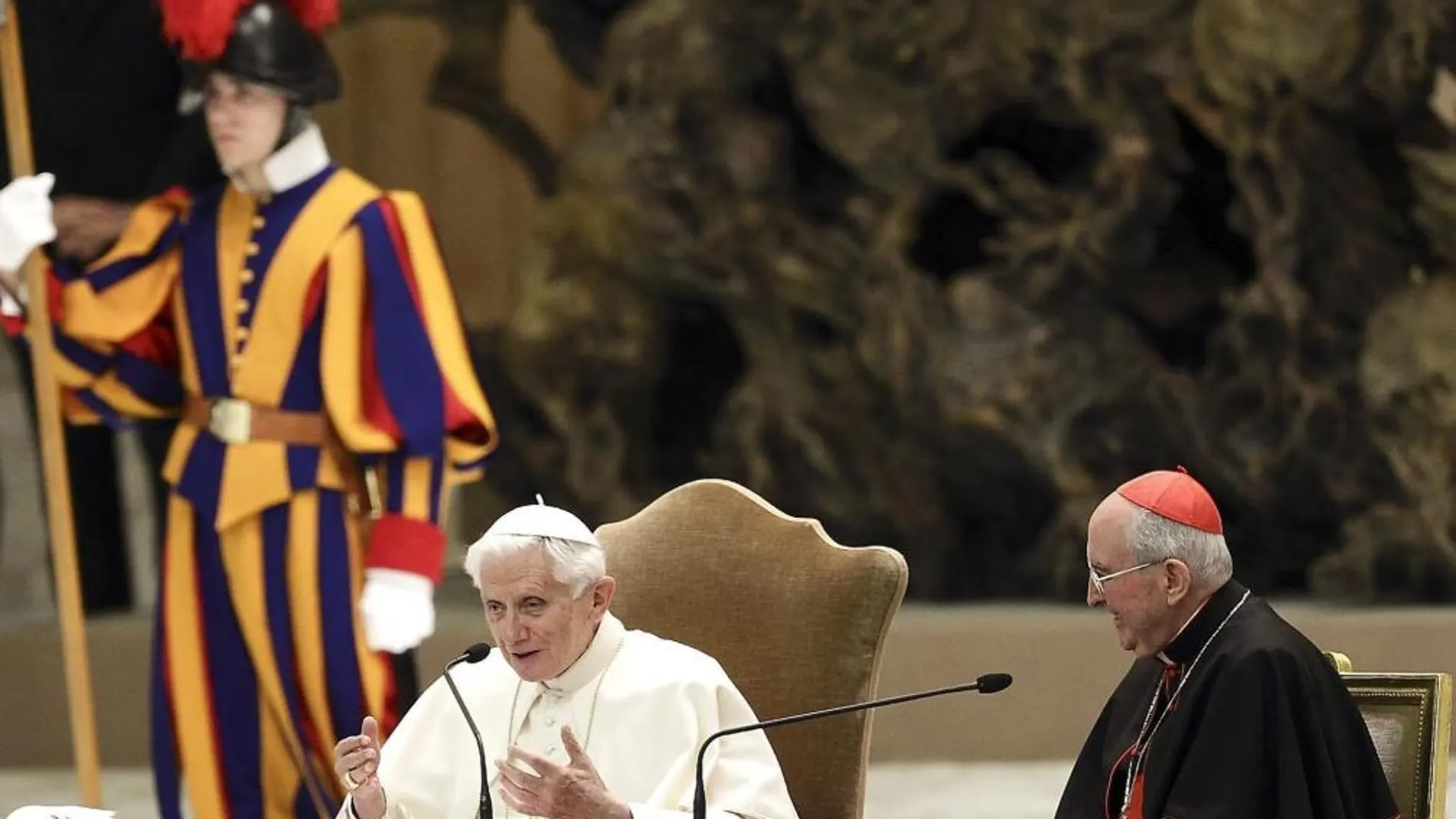 El papa Benedicto XVI (i) interviene durante la reunión que celebró en el Aula Pablo VI con los sacerdotes de la diócesis de Roma, en la Ciudad del Vaticano