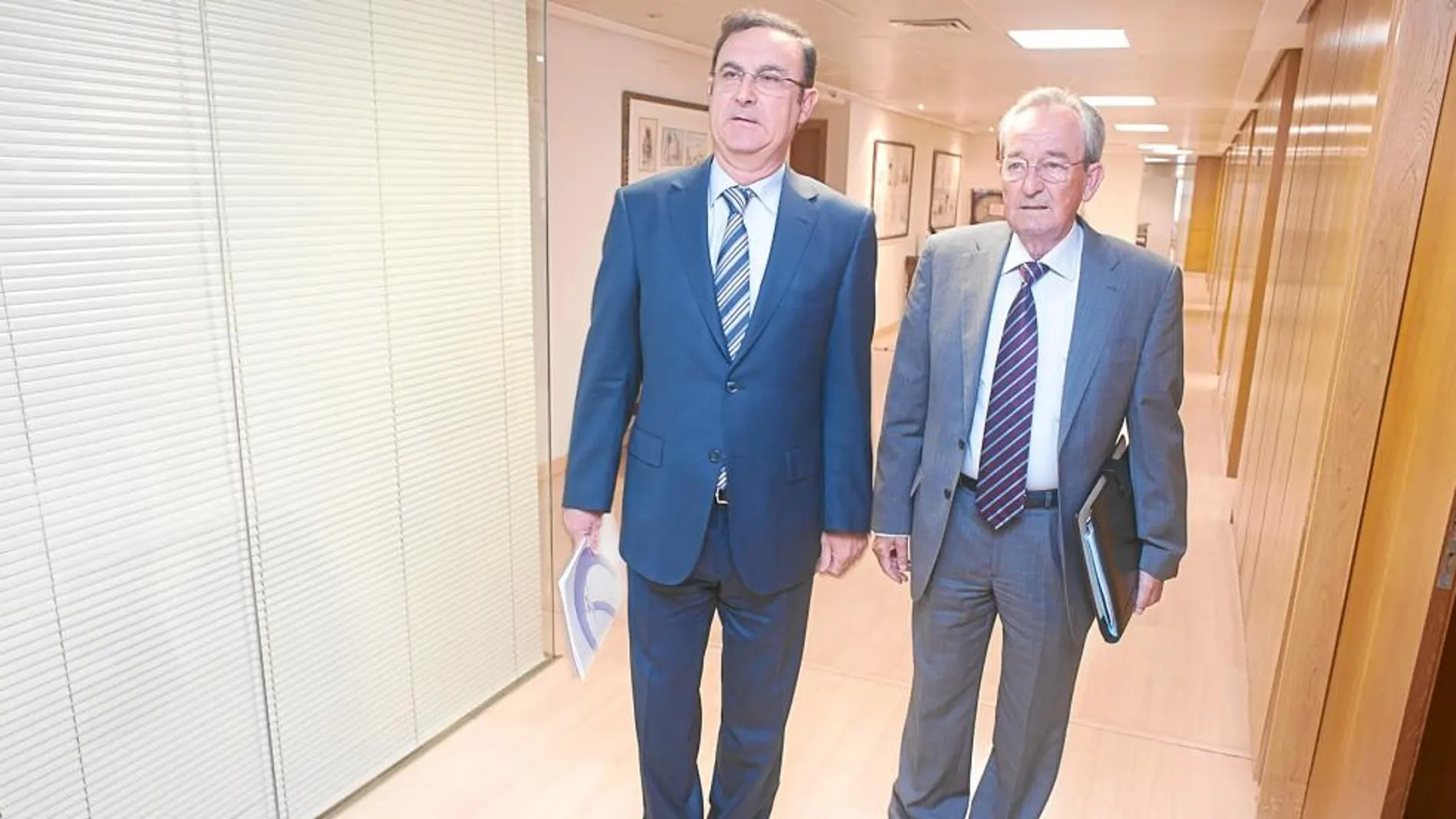 El ex presidente de la SGR, José Roca, (dcha) y el ex director general, Manuel García Puchol