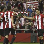 El delantero del Athletic, Aritz Aduriz (d), celebra el tercer gol del equipo bilbaino