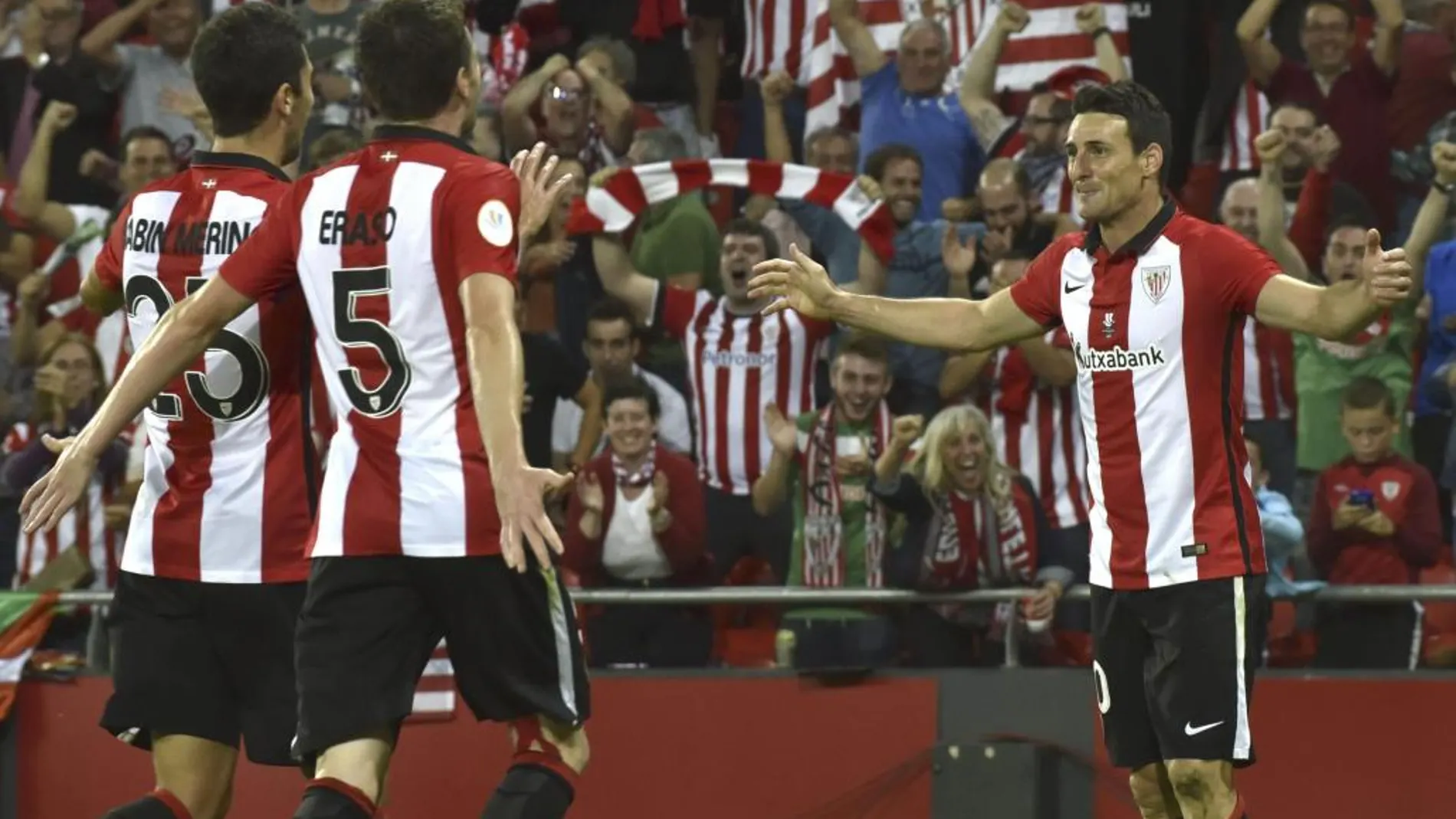 El delantero del Athletic, Aritz Aduriz (d), celebra el tercer gol del equipo bilbaino