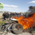 Trabajadores bloquean con una barricada el acceso a la refineria de Frontignan-la-Peyrade, Francia