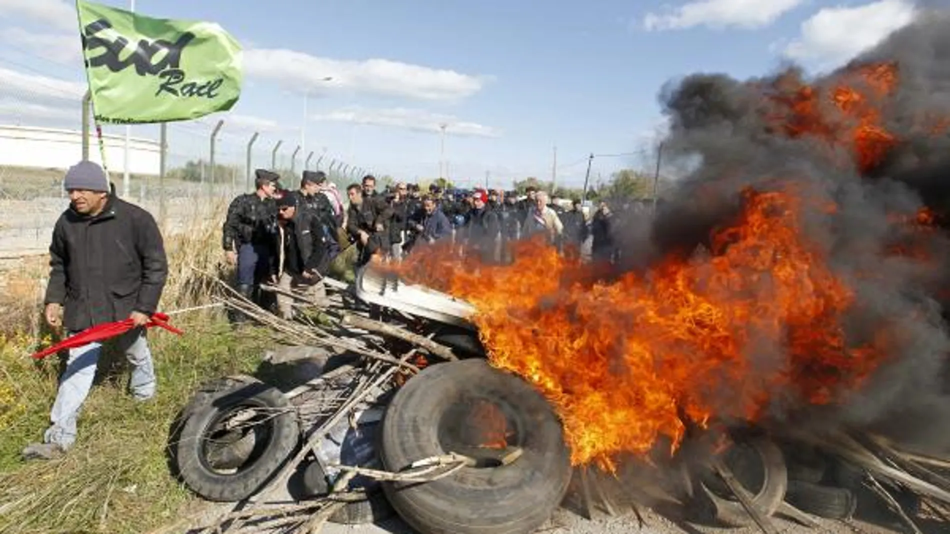 Trabajadores bloquean con una barricada el acceso a la refineria de Frontignan-la-Peyrade, Francia