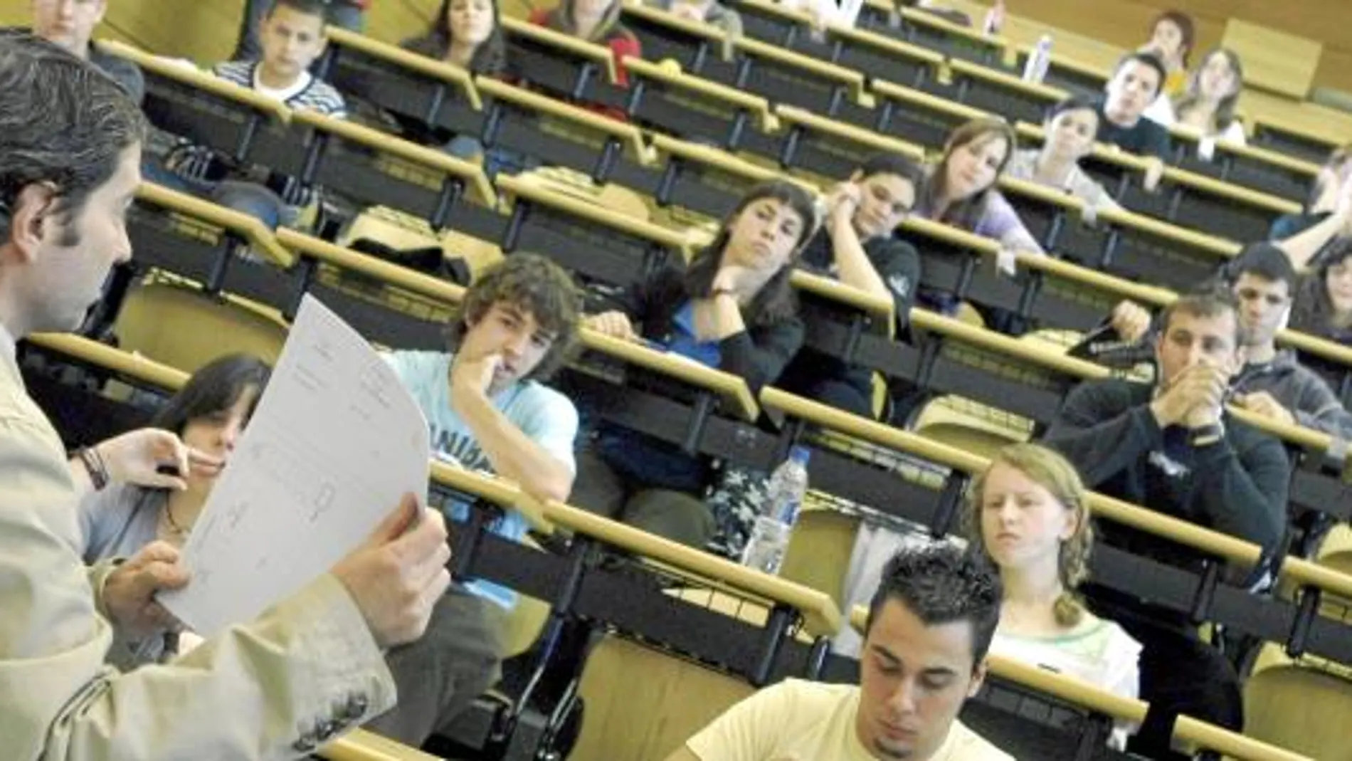 Jóvenes estudiantes reciben órdenes de cómo debe realizarse uno de los exámenes de Selectividad. Esta prueba, junto con la nota media de Bachillerato, es decisiva a la hora de poder acceder a la carrera que se desea