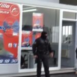 Varios agentes durante la operación policial