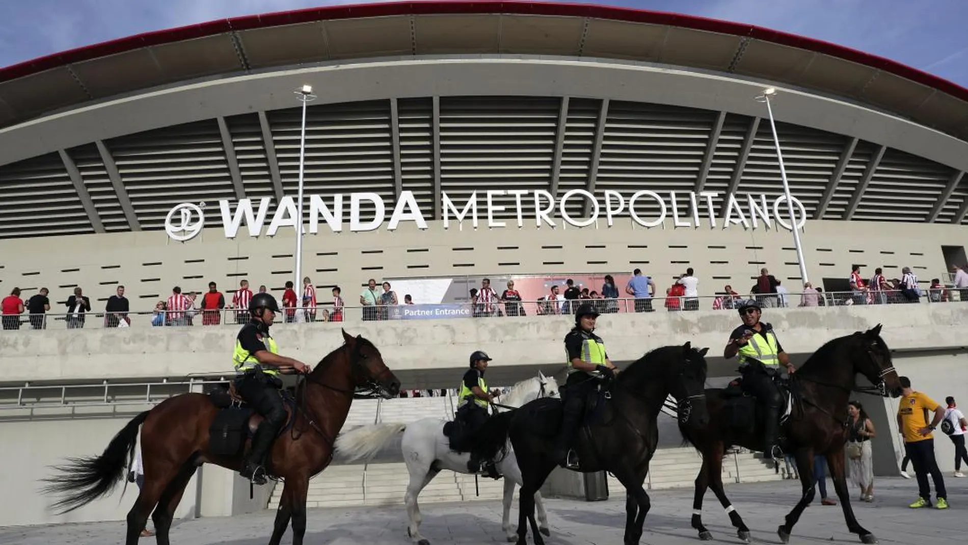 Varios agentes patrullan los alrededores del Wanda Metropolitano antes de un partido de Champions