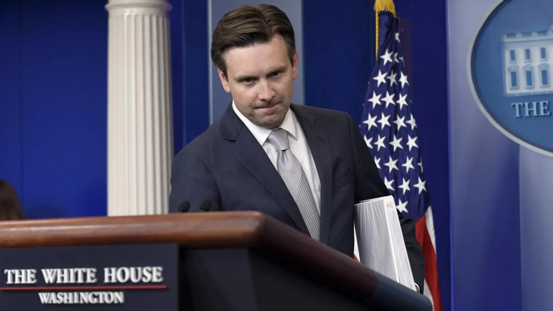 El portavoz de la Casa Blanca, Josh Earnest, informa de las disculpas ofrecidas por Obama en su rueda de prensa diaria