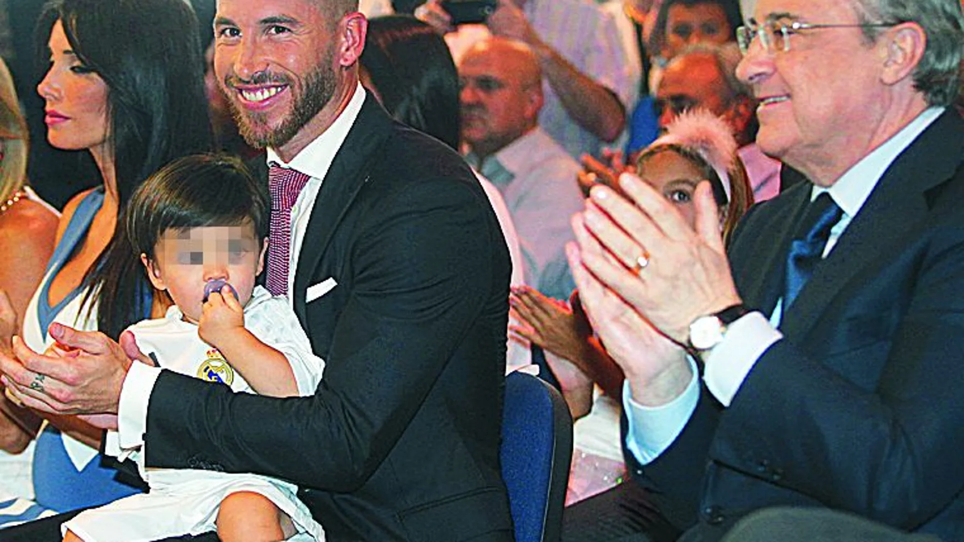 Ramos, con su hijo, ayer en el Bernabéu