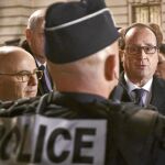 El presidente François Hollande y el ministro del Interior, Bernard Cazeneuve, comprueban el despliegue policial en los Campos Elíseos para Nochevieja