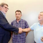 El presidente de la Patronal castellano y leonesa Cecale, Santiago Aparicio, estrecha la mano del «ugetista» Agustín Prieto, en presencia del líder de CCOO, Ángel Hernández