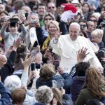 El Papa Francisco saluda a su llegada a una audiencia general celebrada en la Plaza de San Pedro del Vaticano, hoy