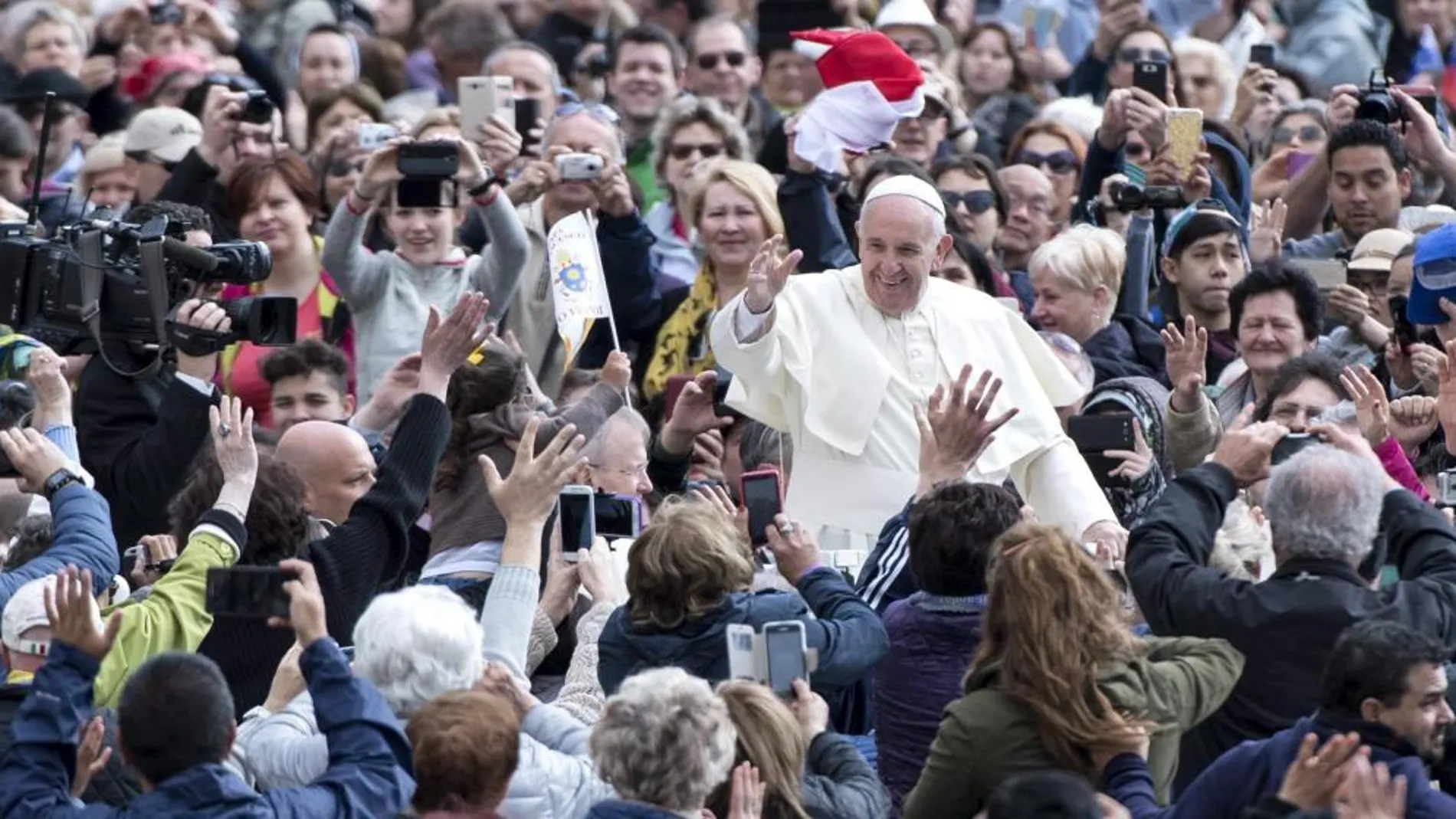 El Papa Francisco saluda a su llegada a una audiencia general celebrada en la Plaza de San Pedro del Vaticano, hoy