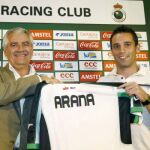 El centrocampista Manuel Arana, procedente del Castellón, junto al presidente del Racing de Santander, Francisco Pernía