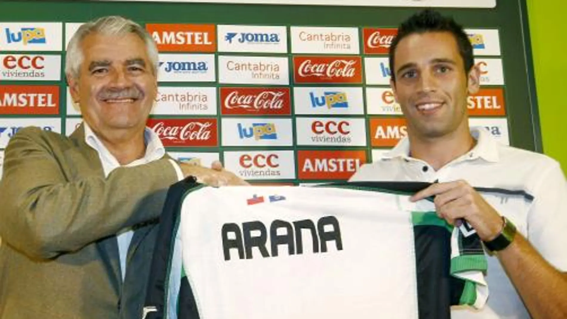 El centrocampista Manuel Arana, procedente del Castellón, junto al presidente del Racing de Santander, Francisco Pernía