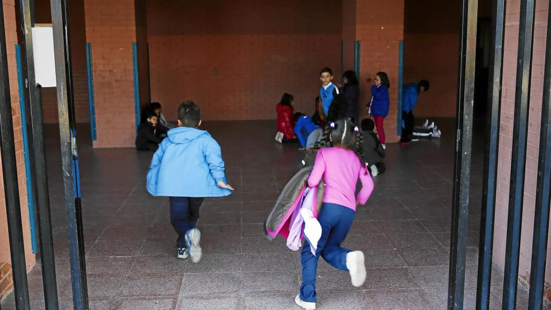 Los docentes han rechazado la propuesta de Ciudadanos sobre el uso de colegios en junio y septiembre porque consideran que que la iniciativa supone un desconocimiento de la labor que realiza el profesorado / Foto: Alejandro Olea