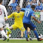 David de Gea, atento a la incursión de Eder, consigue rechazar el disparo del italiano