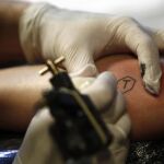 La práctica de hacerse tatuajes está cada vez más extendida en hombres y mujeres