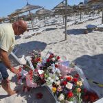 Los turistas que todavía permanecen en Susa han depositado flores en el lugar del atantado