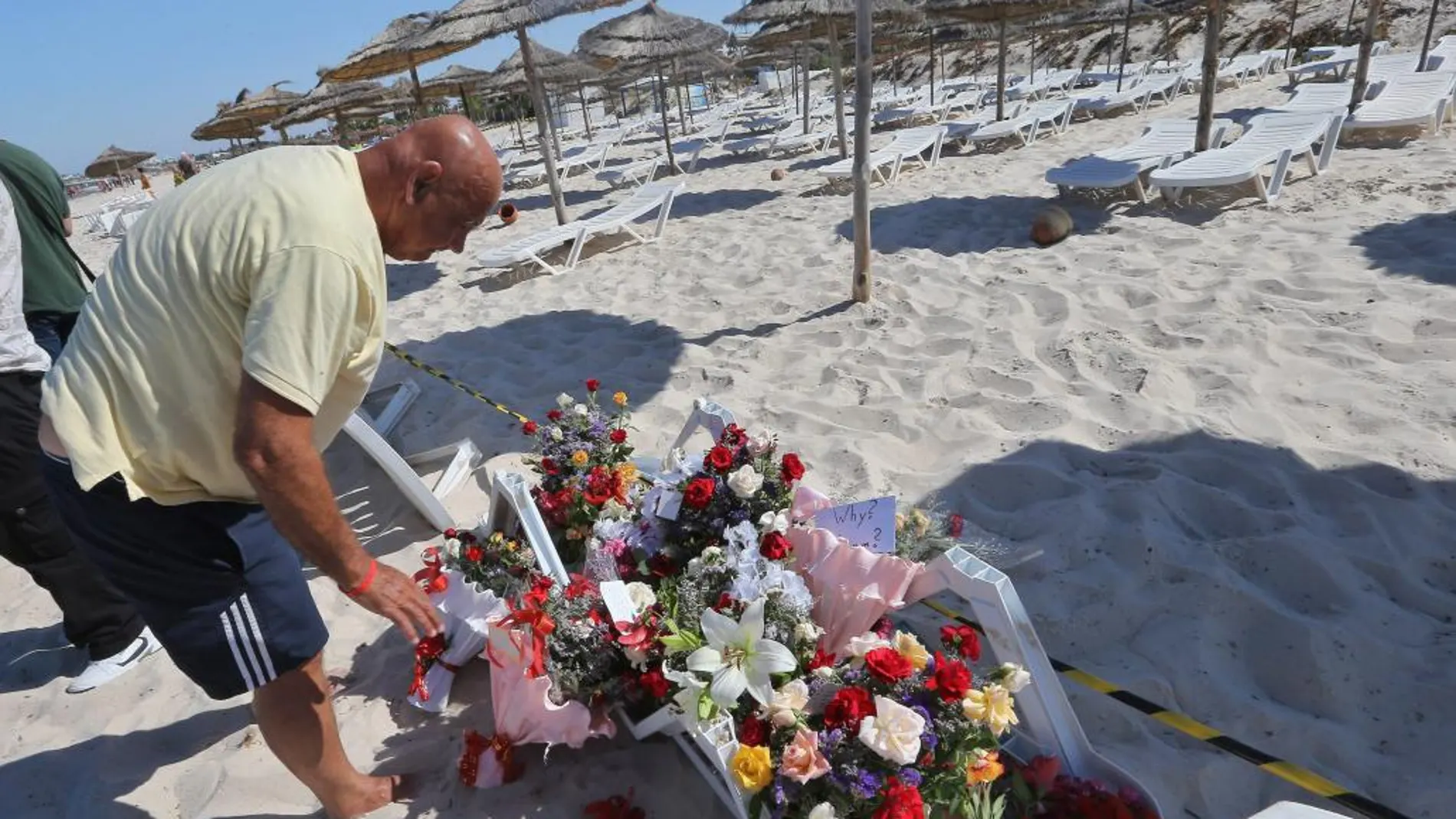 Los turistas que todavía permanecen en Susa han depositado flores en el lugar del atantado