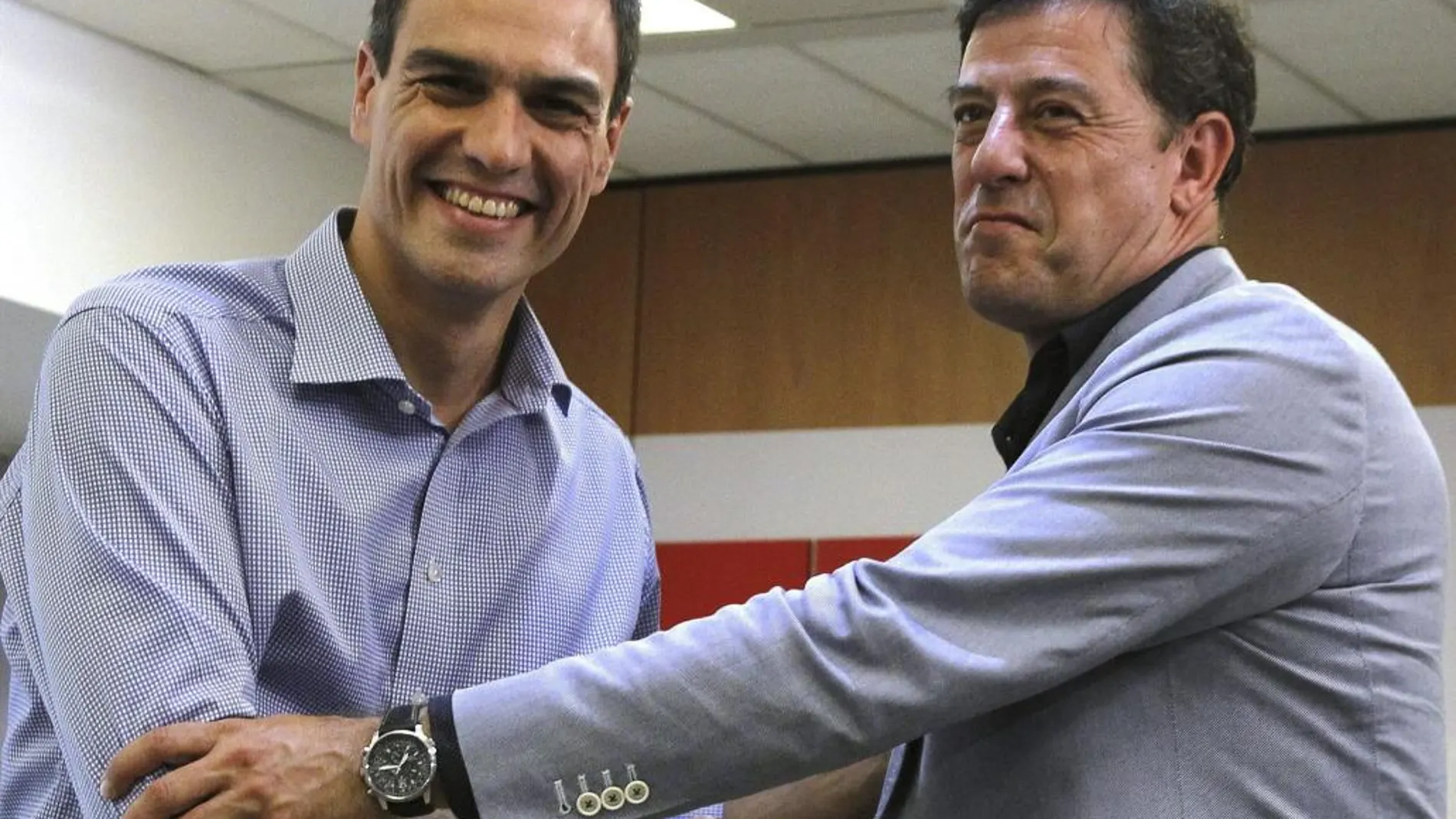 Pedro Sánchez en un encuentro que mantuvo con el líder socialsita gallego José Ramón Gómez Besteiro.