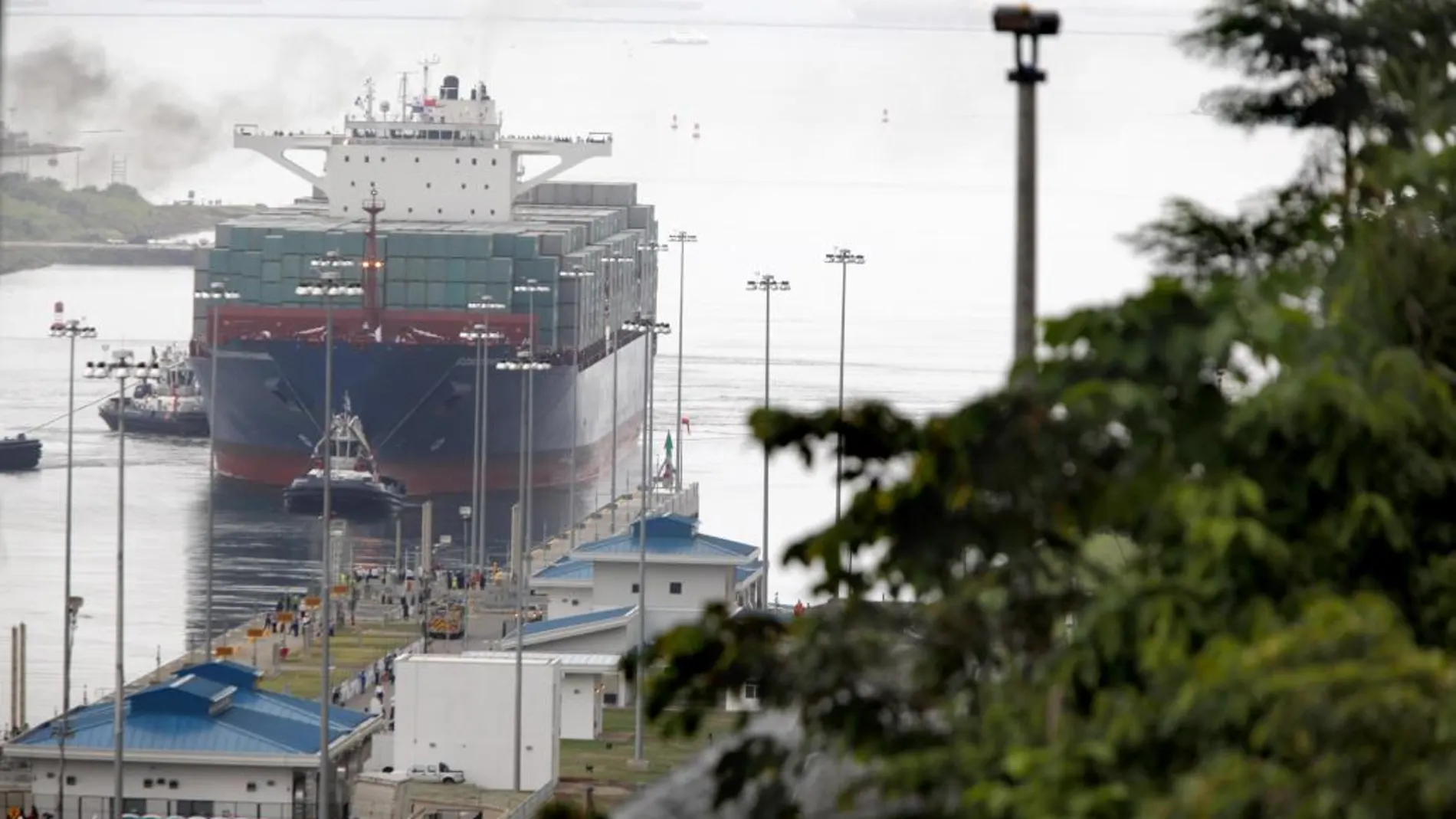 El buque Cosco Shipping Panamá realiza el tránsito inaugural por la esclusa de Agua Clara en el Canal de Panamá Ampliado.