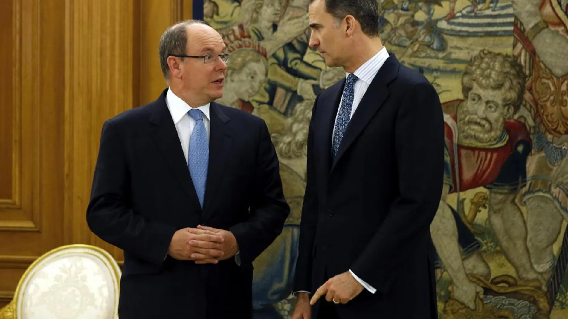 Don Felipe y Alberto de Mónaco, a su entrada al salón donde tuvo lugar la recepción