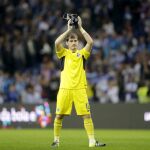 Iker Casillas aplaude al final del partido