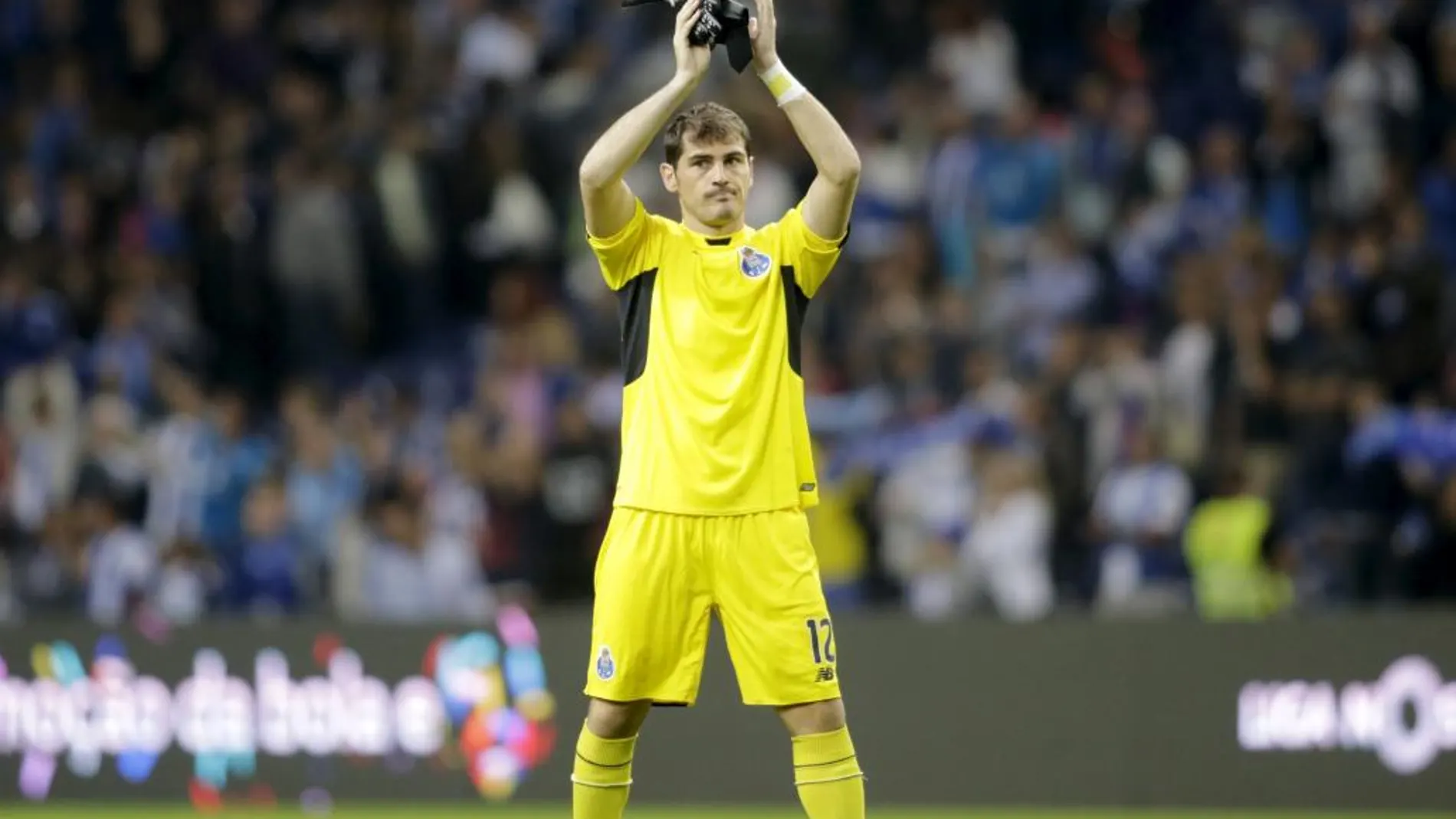 Iker Casillas aplaude al final del partido