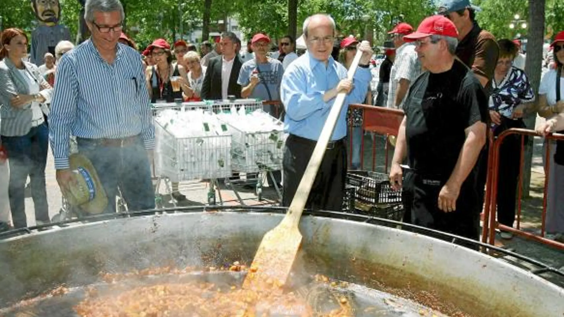 Montilla participó ayer en una paella popular en Tarragona y admitió que subir impuestos es «impopular»