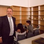 El consejero de Educación, Fernando Rey, visita la nueva biblioteca del IES Lucía de Medrano de Salamanca, en compañía del director del centro José Ángel Torijano