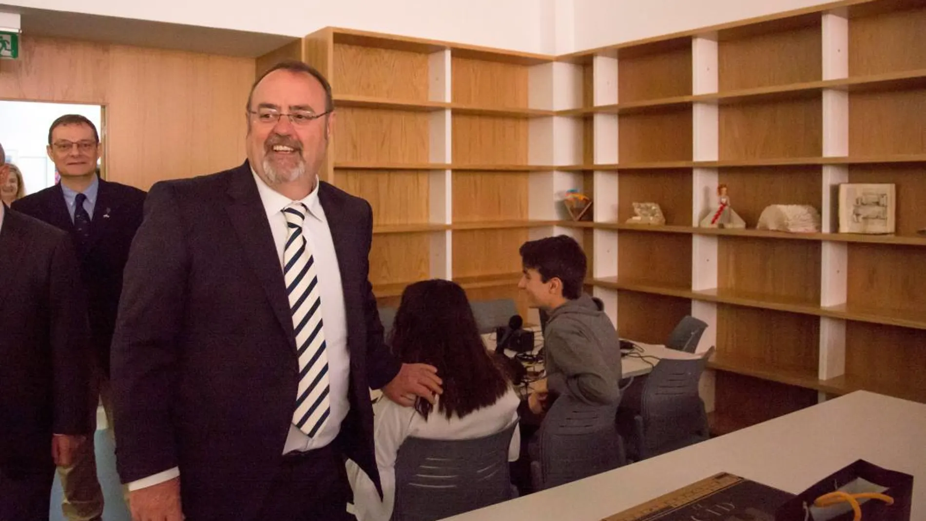 El consejero de Educación, Fernando Rey, visita la nueva biblioteca del IES Lucía de Medrano de Salamanca, en compañía del director del centro José Ángel Torijano