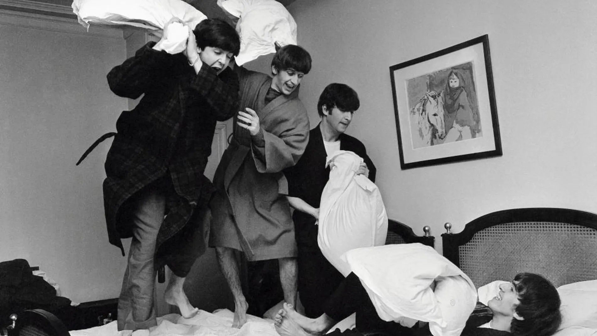 Un año antes de llegar a España, el fotógrafo Harry Benson, que documentó las giras de los Beatles entre 1964 y 1966, tomó está instantánea de los cuatro en un hotel de París.