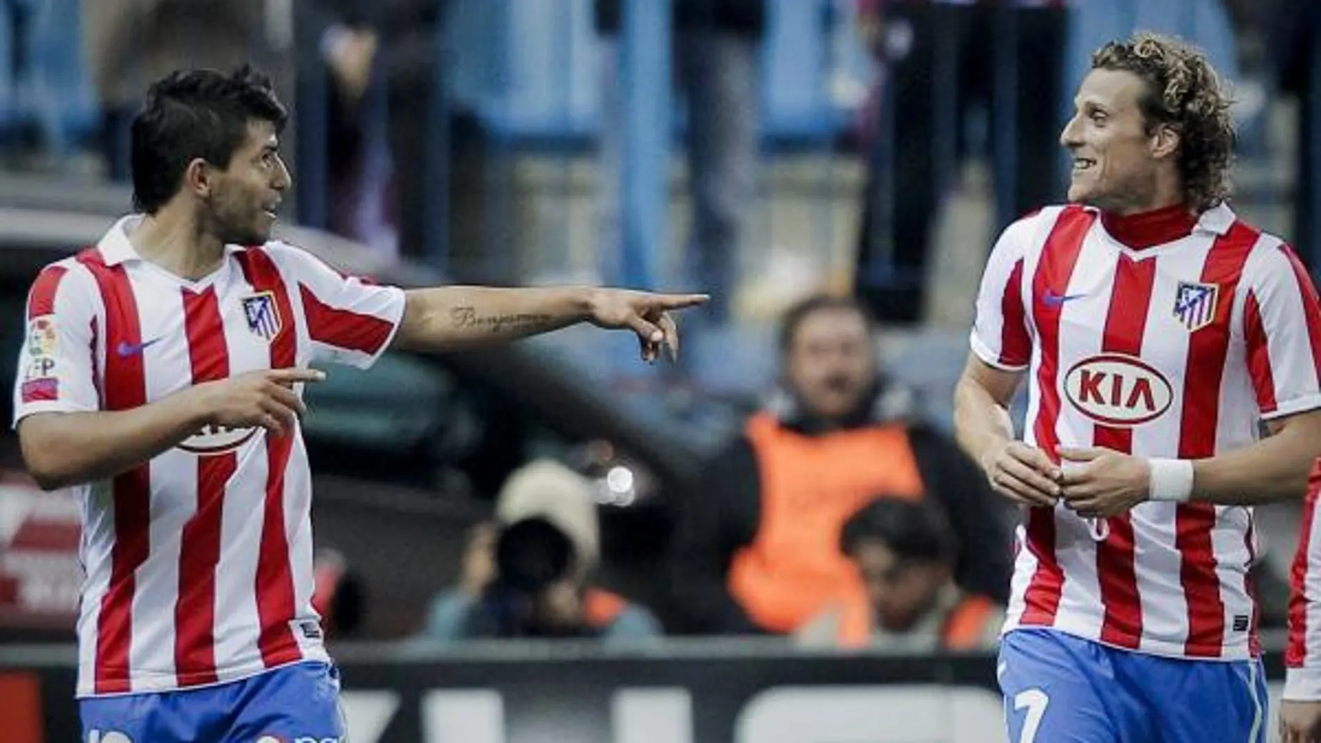 El delantero argentino Sergio Agüero (i), junto al delantero uruguayo del Atlético de Madrid Diego Forlán (d), celebran uno de los goles que el Atlético ha conseguido frente al Osasuna