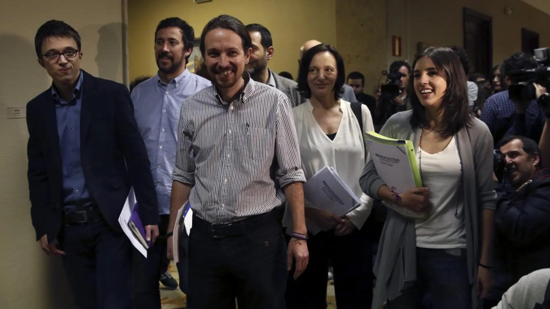 El equipo negociador de Podemos integrado por su líder, Pablo Iglesias, el portavoz parlamentario Íñigo Errejón, Irene Montero y Carolina Bescansa