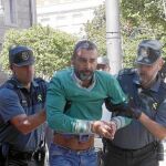 El asesino, custodiado por la Guardia Civil