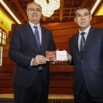 El presidente del TSJA entregó la memoria del órgano judicial al presidente del Parlamento de Andalucía, Juan Pablo Durán (Fotos: Manuel Olmedo)