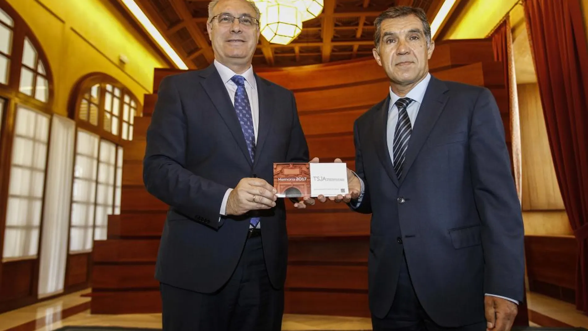 El presidente del TSJA entregó la memoria del órgano judicial al presidente del Parlamento de Andalucía, Juan Pablo Durán (Fotos: Manuel Olmedo)