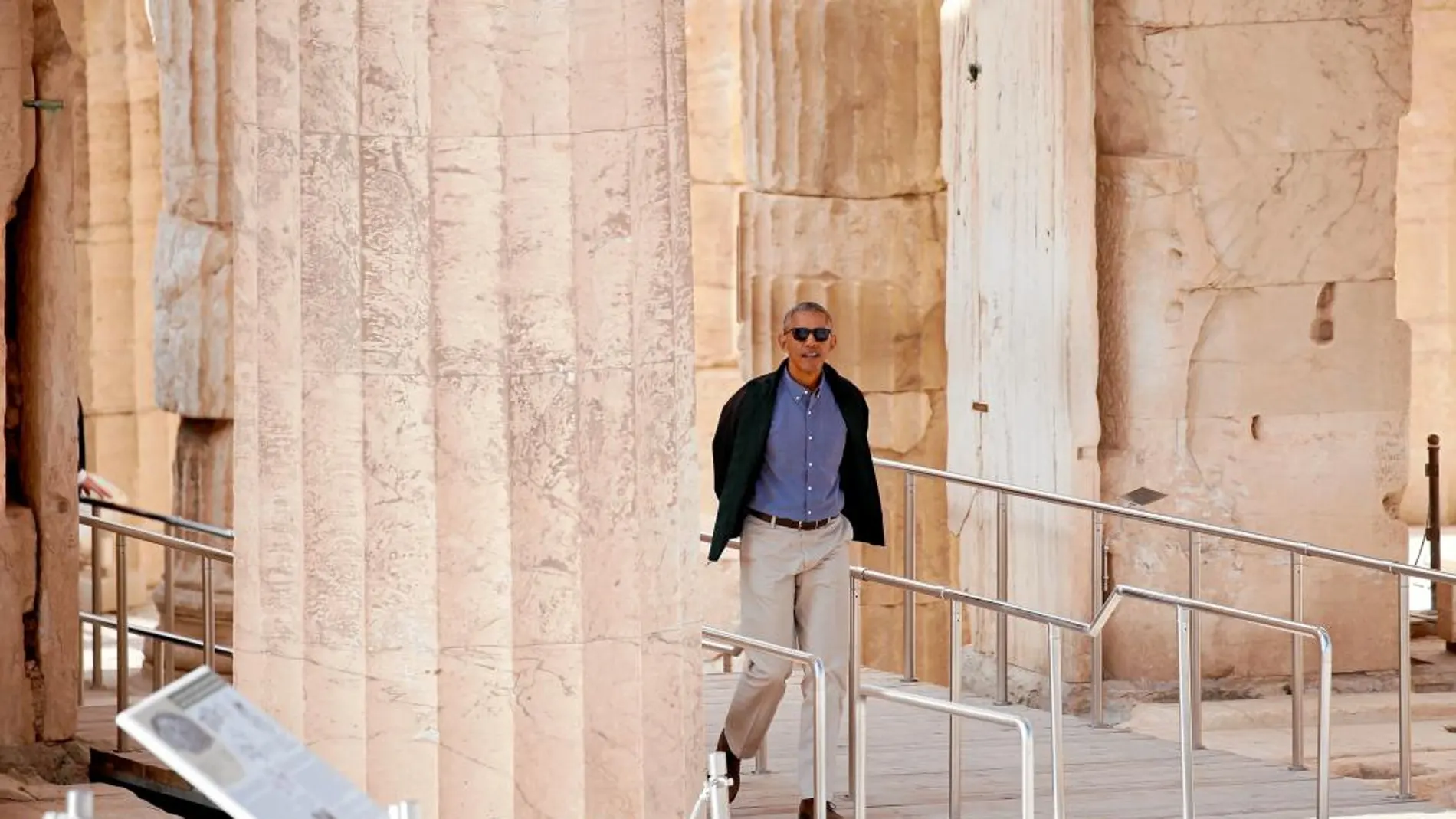 Obama en la Acrópolis. El presidente de EE UU visitó ayer las famosas ruinas en su última jornada en Grecia. Por la tarde voló a Berlín, donde hoy se reunirá con Merkel.