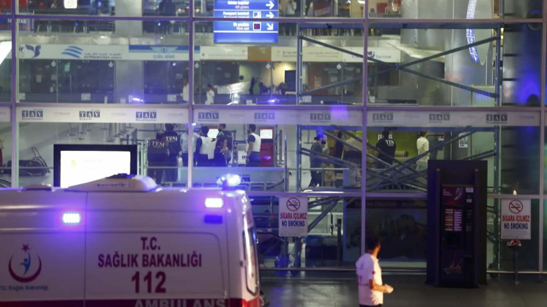 Ambulancias en el aeropuerto de Ataturk