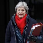 El primer ministro británico, Theresa May, hoy, al salir de Downing Street