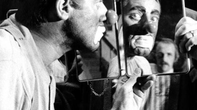 Jerry Lewis caracterizándose como payaso para el filme que rodaba sobre el Holocausto