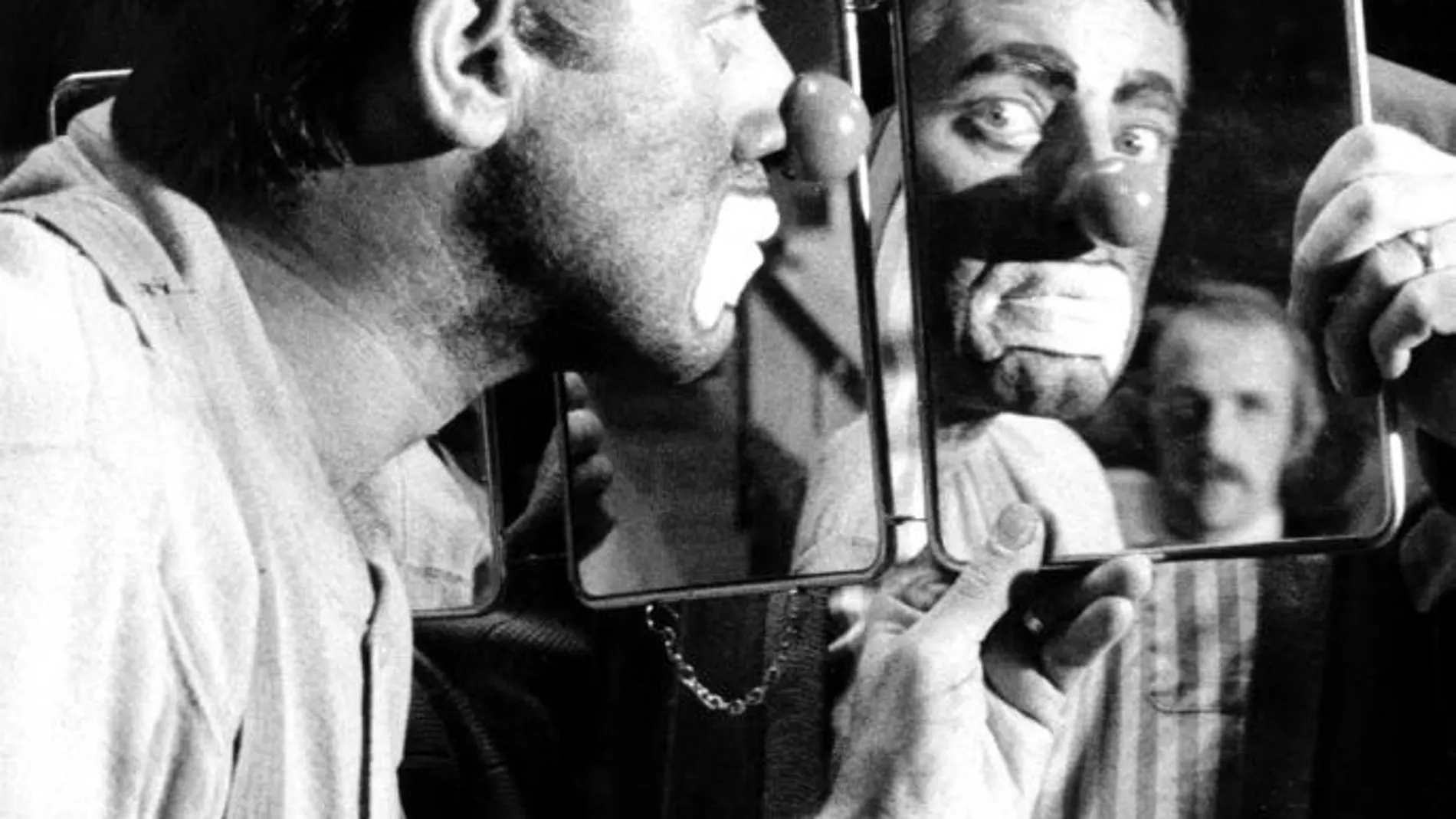Jerry Lewis caracterizándose como payaso para el filme que rodaba sobre el Holocausto